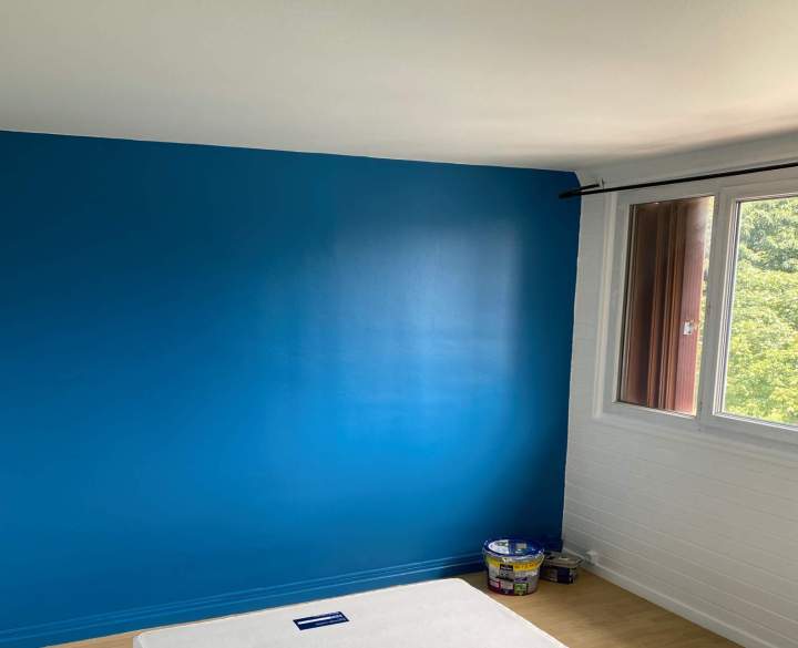 Application de peinture et revêtements muraux.